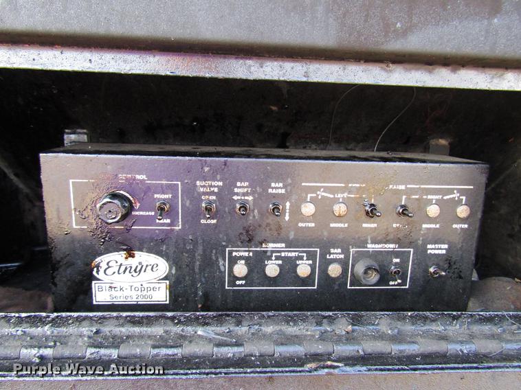 image for item FJ9626 1994 Ford F700 oil distributor truck