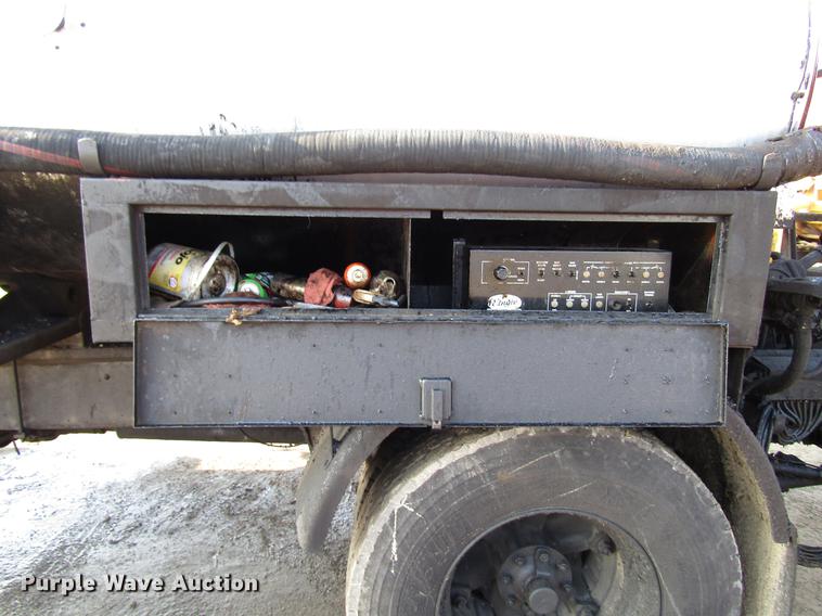 image for item FJ9626 1994 Ford F700 oil distributor truck