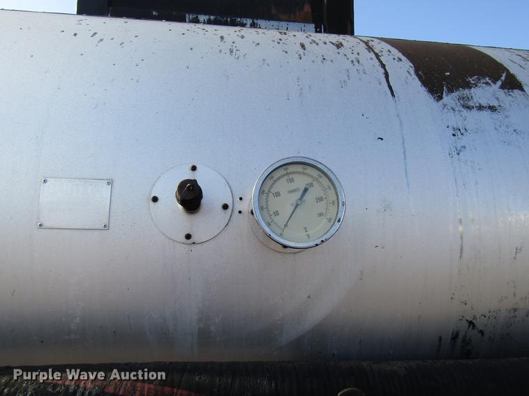 image for item FJ9626 1994 Ford F700 oil distributor truck