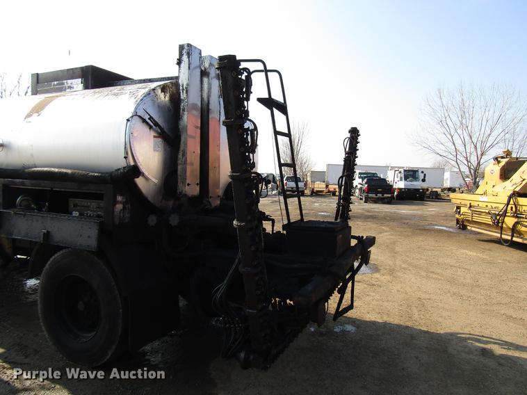 image for item FJ9626 1994 Ford F700 oil distributor truck