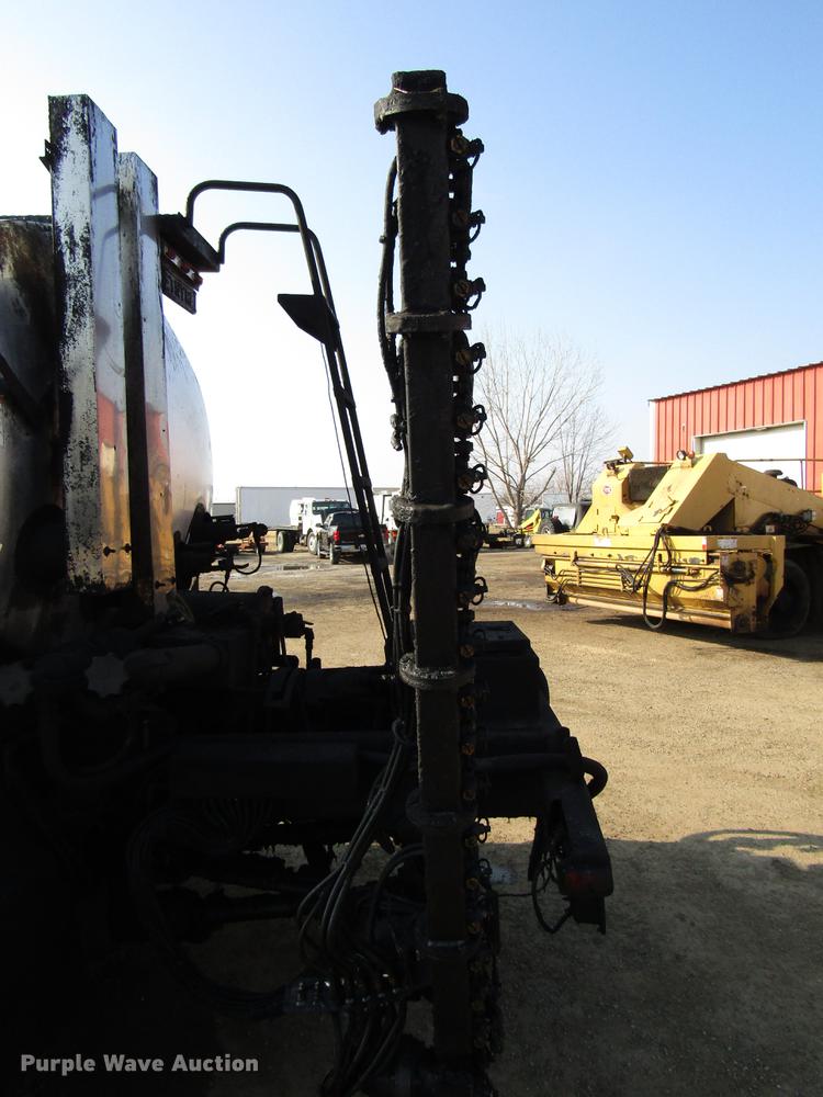 image for item FJ9626 1994 Ford F700 oil distributor truck