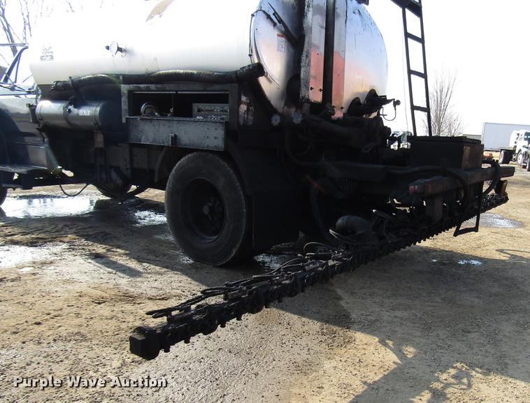 image for item FJ9626 1994 Ford F700 oil distributor truck