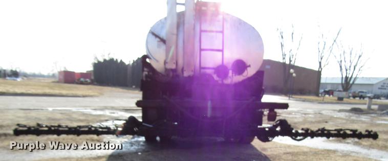 image for item FJ9626 1994 Ford F700 oil distributor truck