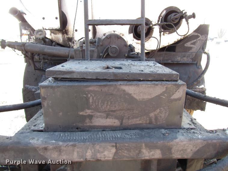 image for item FJ9626 1994 Ford F700 oil distributor truck