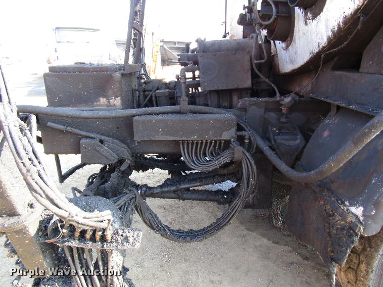 image for item FJ9626 1994 Ford F700 oil distributor truck