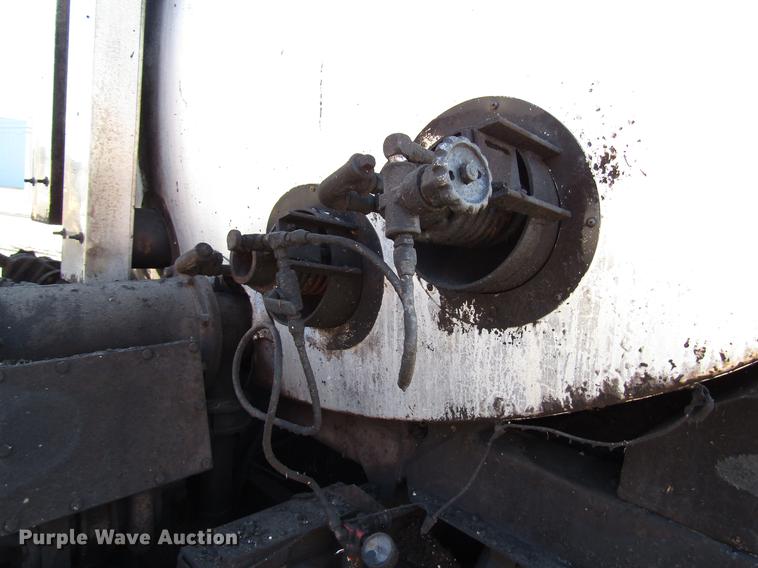 image for item FJ9626 1994 Ford F700 oil distributor truck