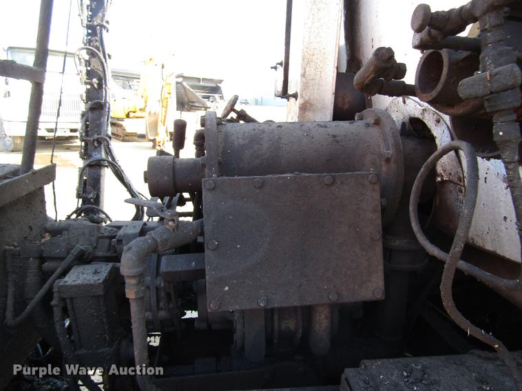 image for item FJ9626 1994 Ford F700 oil distributor truck