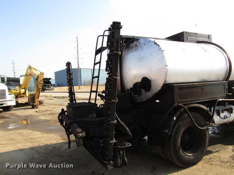 image for item FJ9626 1994 Ford F700 oil distributor truck