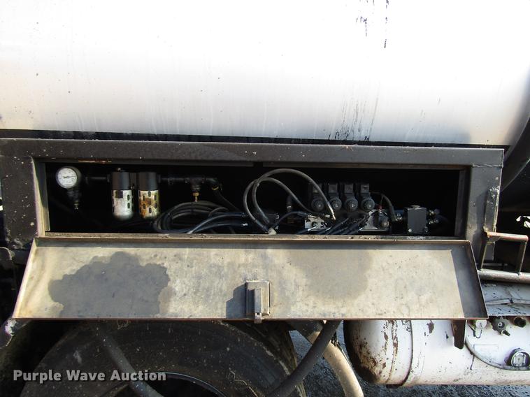 image for item FJ9626 1994 Ford F700 oil distributor truck