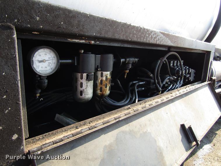 image for item FJ9626 1994 Ford F700 oil distributor truck