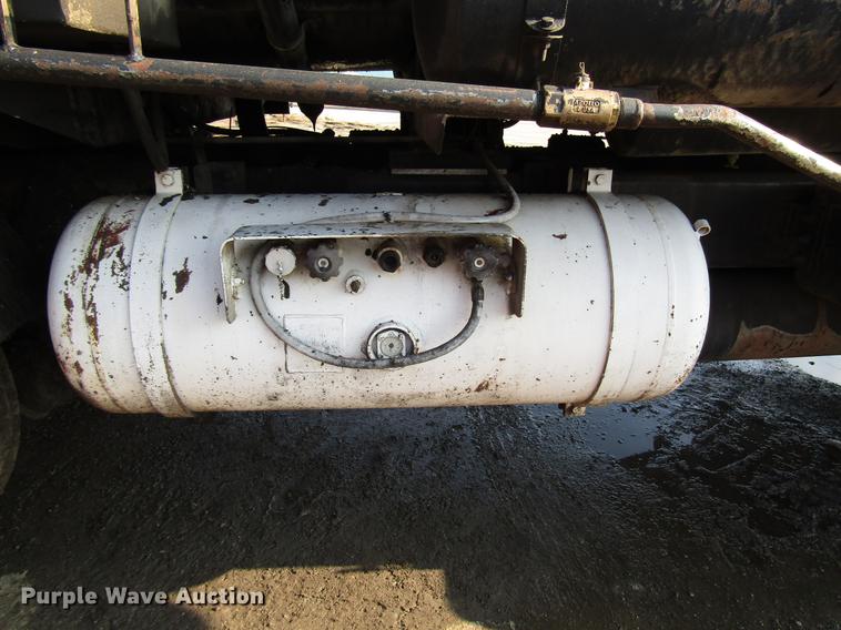 image for item FJ9626 1994 Ford F700 oil distributor truck
