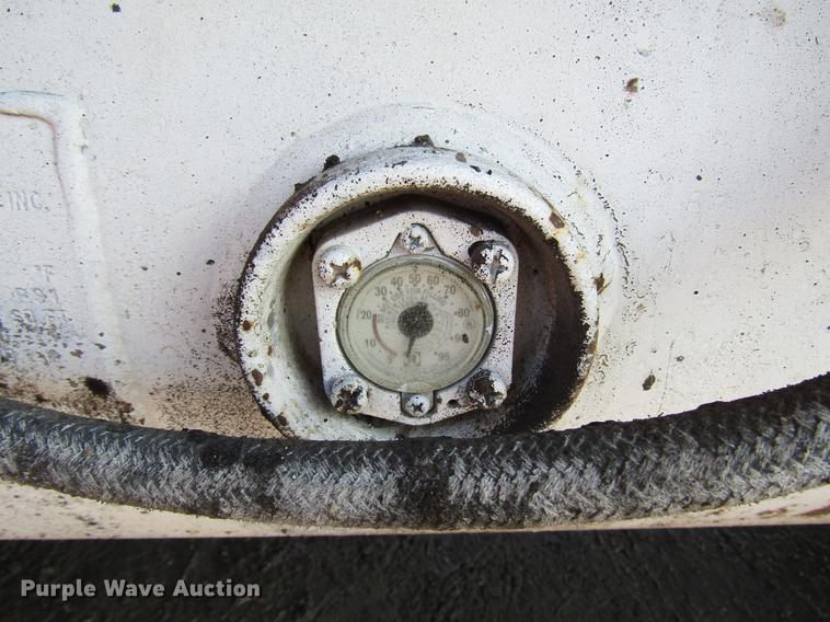 image for item FJ9626 1994 Ford F700 oil distributor truck