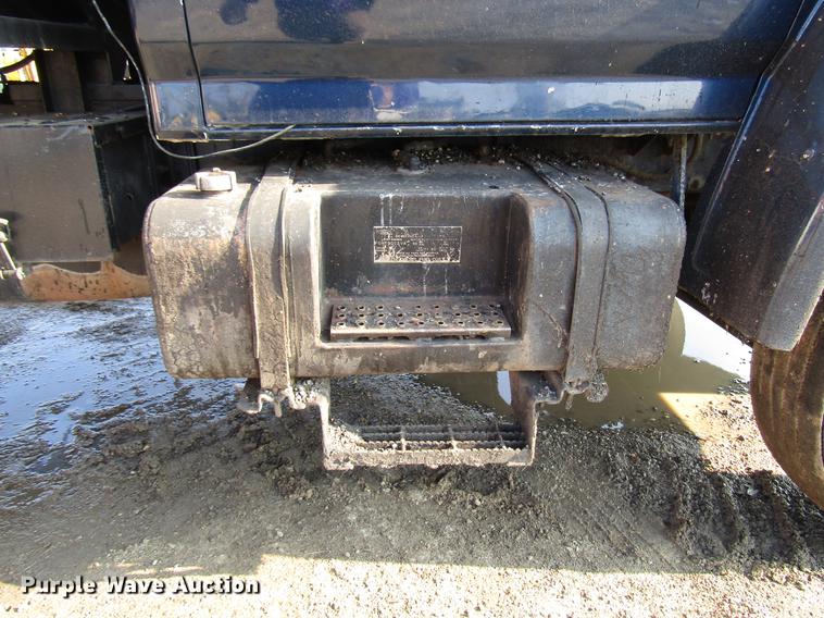 image for item FJ9626 1994 Ford F700 oil distributor truck