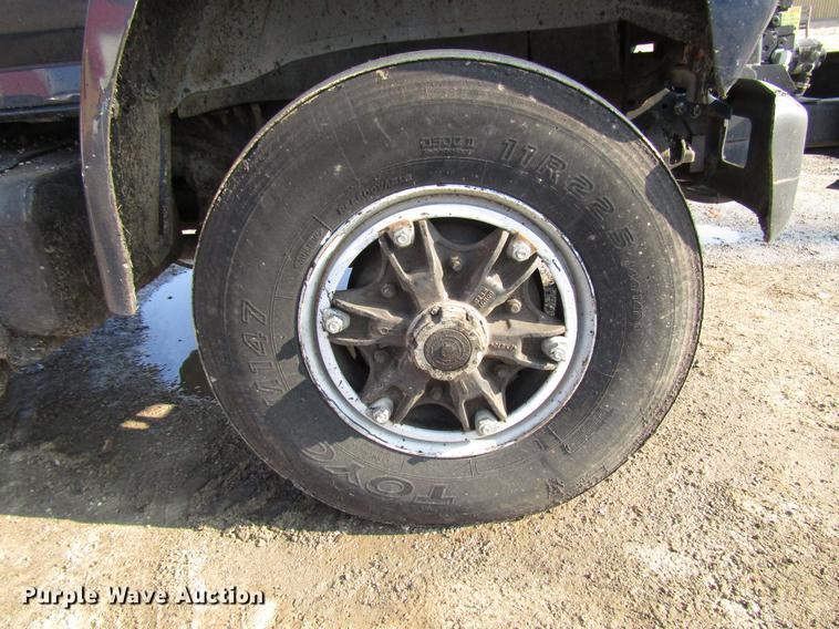 image for item FJ9626 1994 Ford F700 oil distributor truck