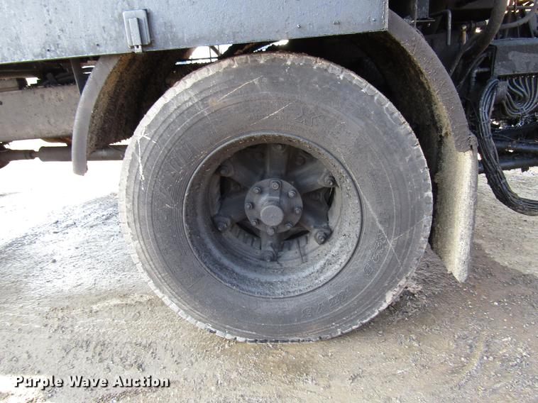 image for item FJ9626 1994 Ford F700 oil distributor truck