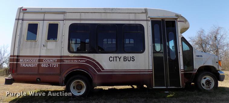 image for item DD3686 2002 Ford Econoline E450 shuttle bus