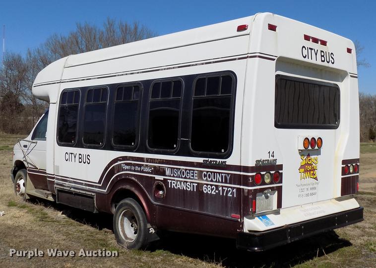 image for item DD3686 2002 Ford Econoline E450 shuttle bus