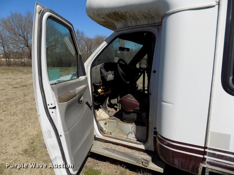 image for item DD3686 2002 Ford Econoline E450 shuttle bus