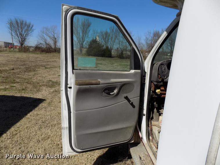 image for item DD3686 2002 Ford Econoline E450 shuttle bus