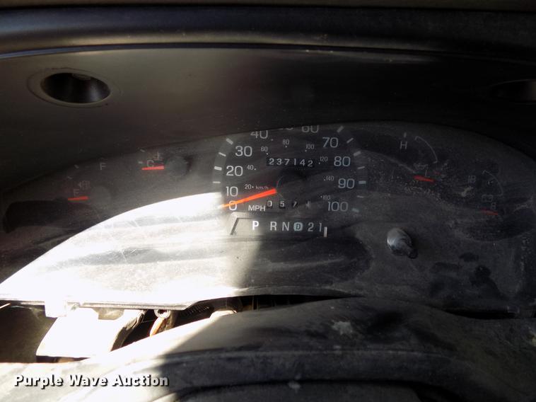 image for item DD3686 2002 Ford Econoline E450 shuttle bus