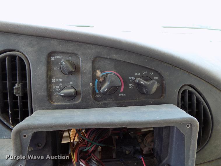 image for item DD3686 2002 Ford Econoline E450 shuttle bus