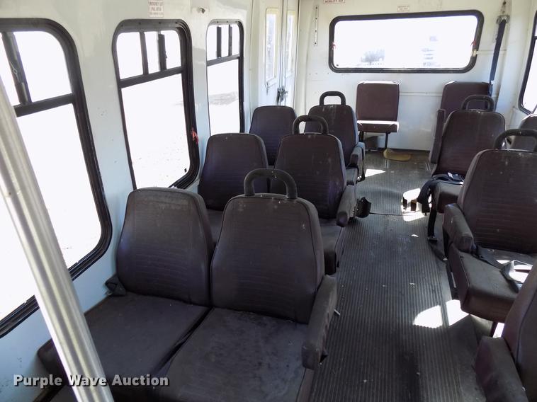 image for item DD3686 2002 Ford Econoline E450 shuttle bus