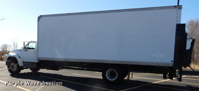 image for item DE0126 1995 Ford F700 box truck