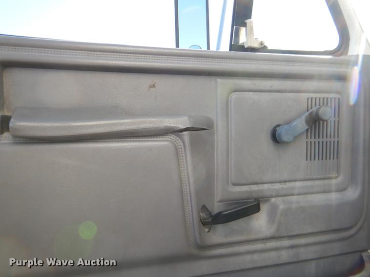 image for item DE0126 1995 Ford F700 box truck