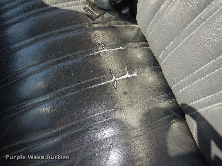 image for item DE0126 1995 Ford F700 box truck