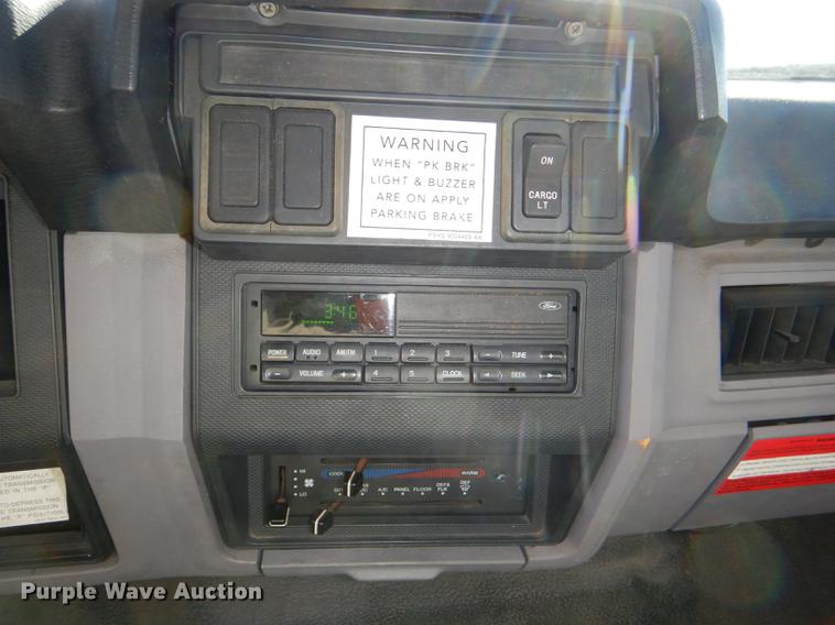 image for item DE0126 1995 Ford F700 box truck