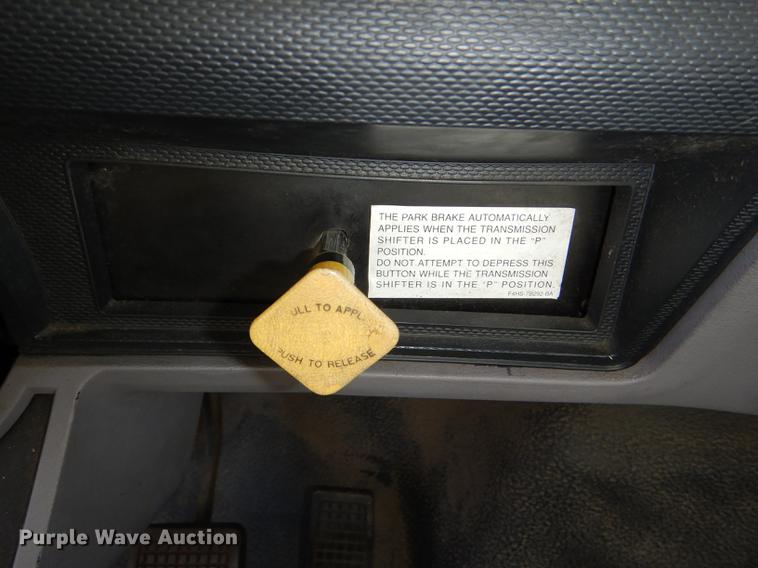 image for item DE0126 1995 Ford F700 box truck