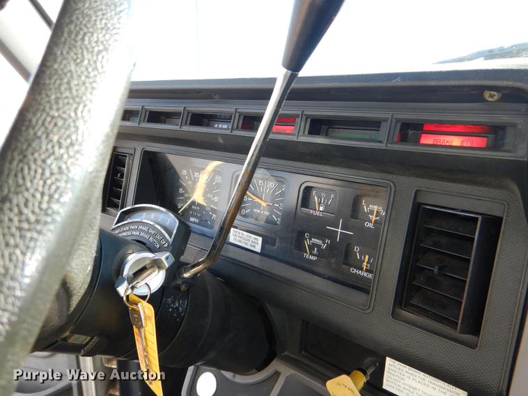 image for item DE0126 1995 Ford F700 box truck