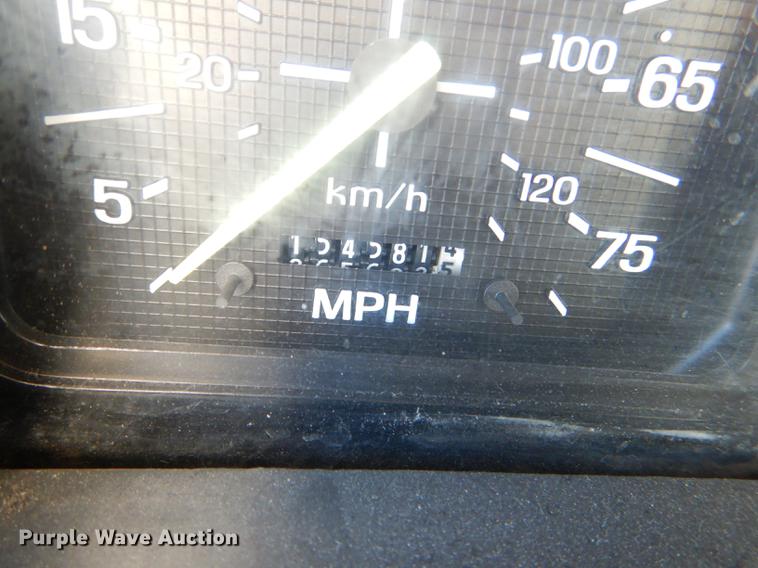 image for item DE0126 1995 Ford F700 box truck