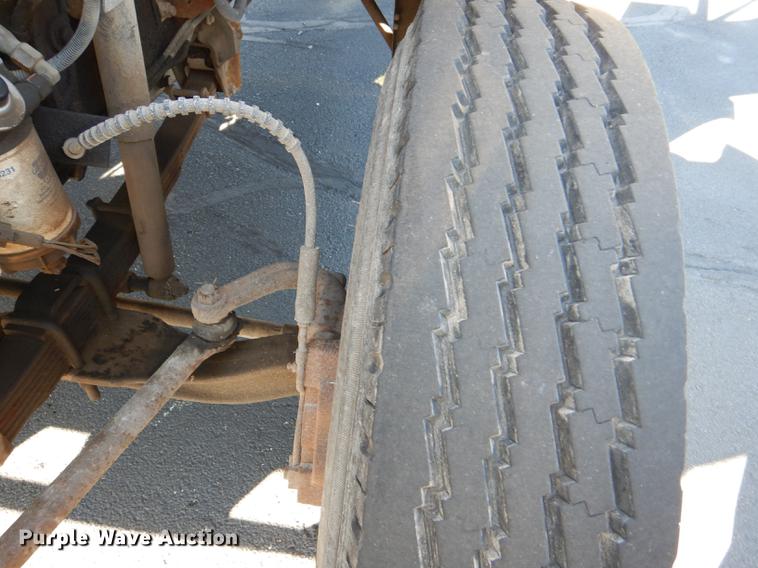 image for item DE0126 1995 Ford F700 box truck