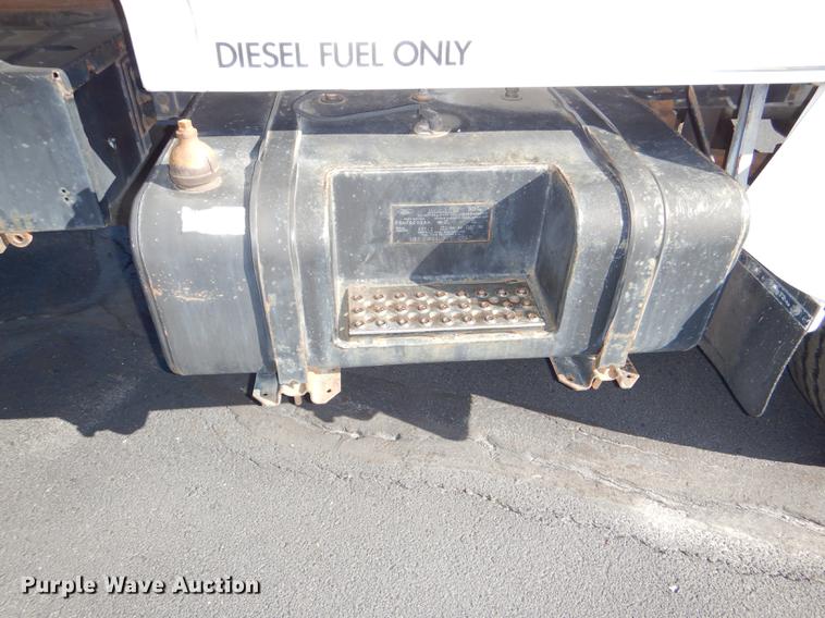 image for item DE0126 1995 Ford F700 box truck