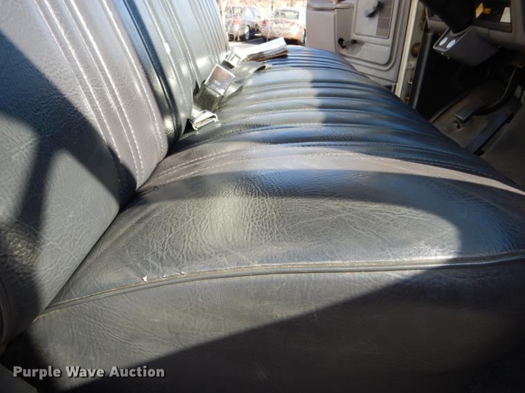 image for item DE0126 1995 Ford F700 box truck