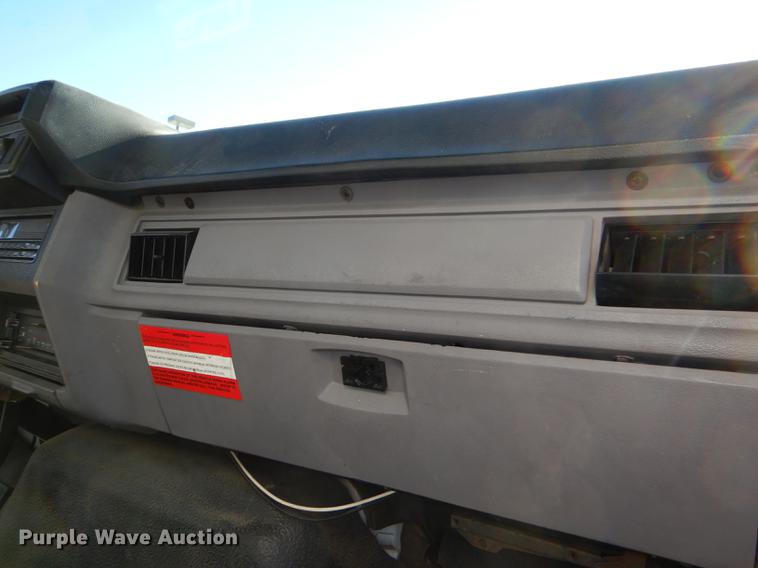 image for item DE0126 1995 Ford F700 box truck