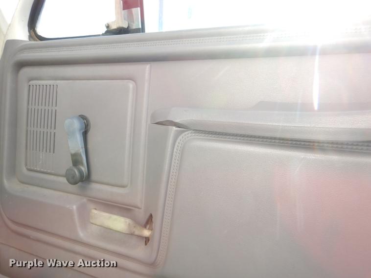 image for item DE0126 1995 Ford F700 box truck