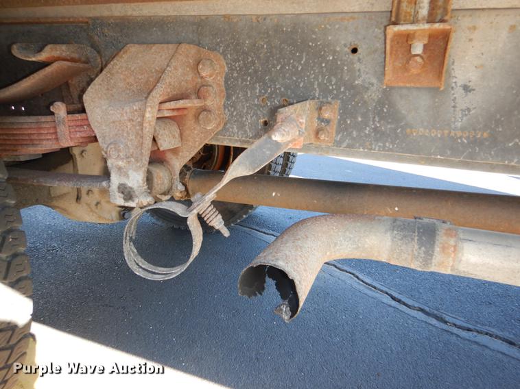 image for item DE0126 1995 Ford F700 box truck