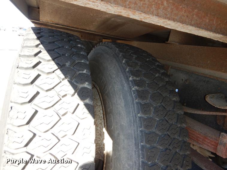 image for item DE0126 1995 Ford F700 box truck