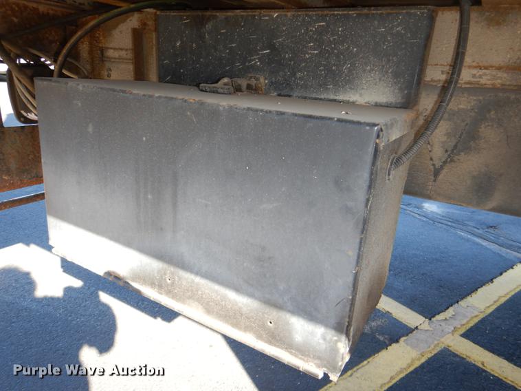 image for item DE0126 1995 Ford F700 box truck