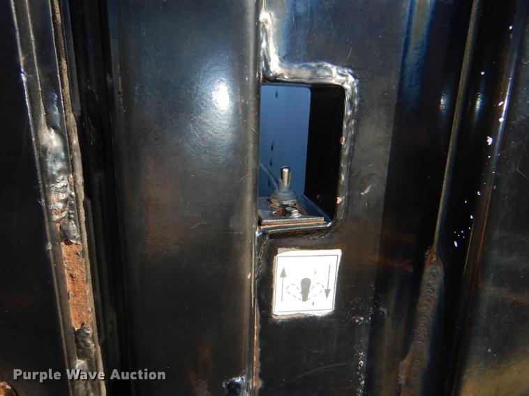 image for item DE0126 1995 Ford F700 box truck