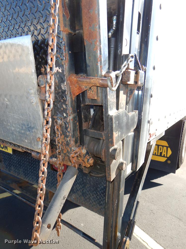 image for item DE0126 1995 Ford F700 box truck