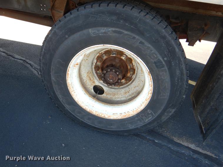 image for item DE0126 1995 Ford F700 box truck