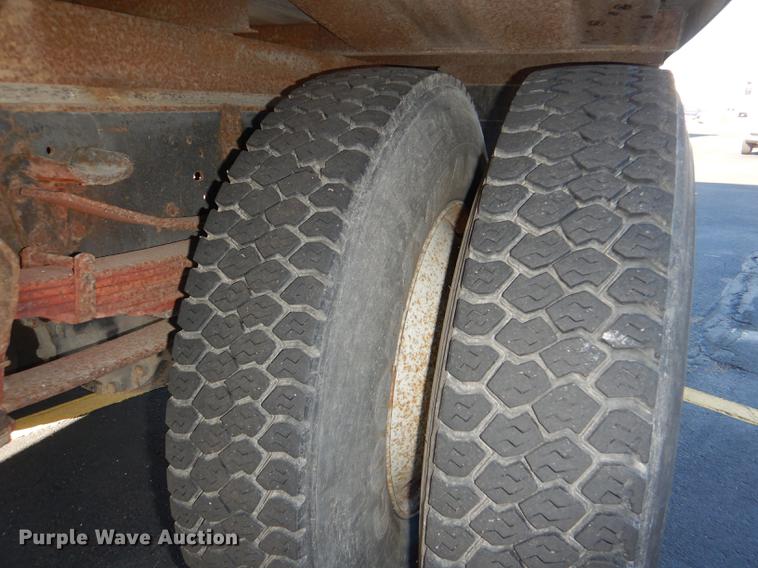 image for item DE0126 1995 Ford F700 box truck