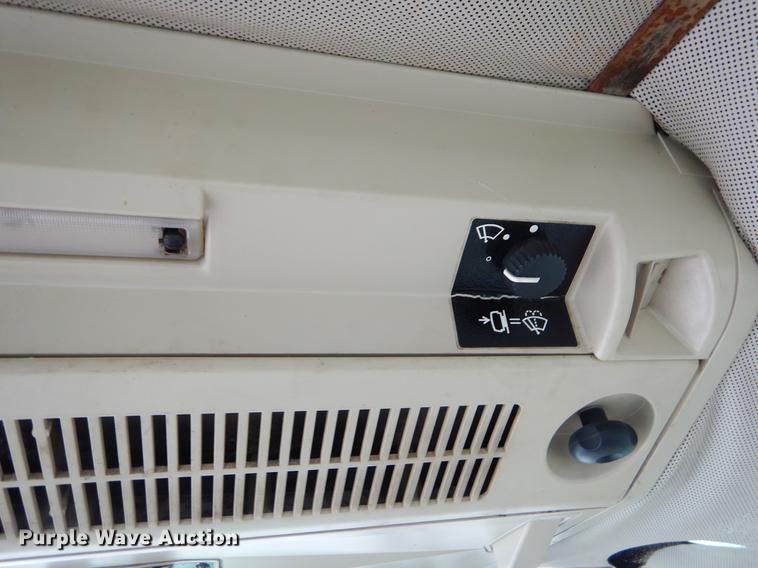 image for item DE3851 2004 John Deere 6215 tractor