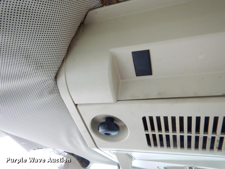 image for item DE3851 2004 John Deere 6215 tractor