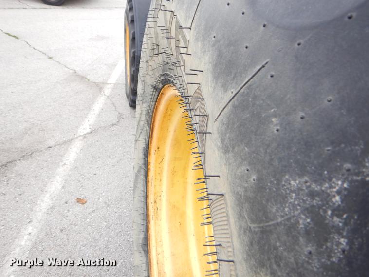 image for item DE3851 2004 John Deere 6215 tractor