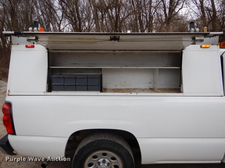 image for item DE6049 2007 Chevrolet Silverado 1500 pickup truck