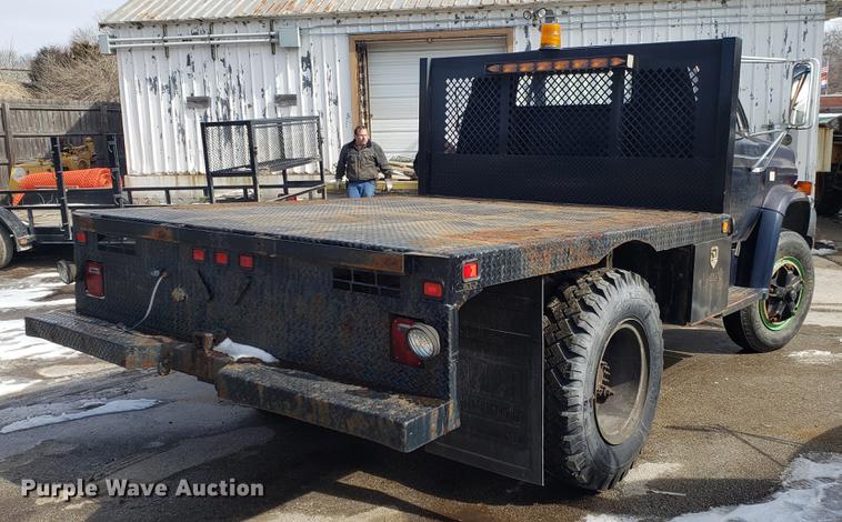 image for item DF3285 1983 GMC C70 flatbed truck